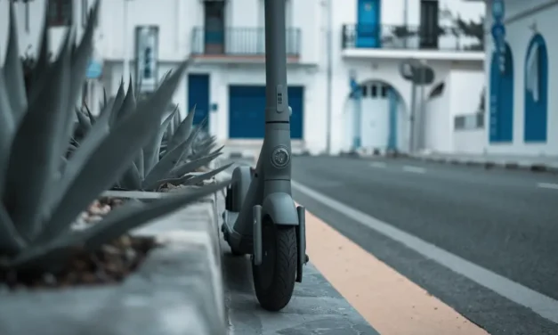 Scooter-Unfall: 17-Jähriger stirbt bei Zusammenstoß mit Auto